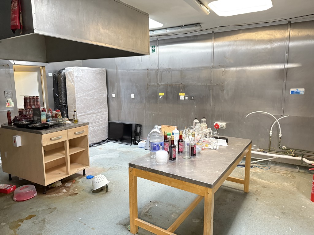 Lot: 142 - FORMER PUB AND HOTEL WITH PLANNING PERMISSION FOR RESIDENTIAL CONVERSION - Kitchen